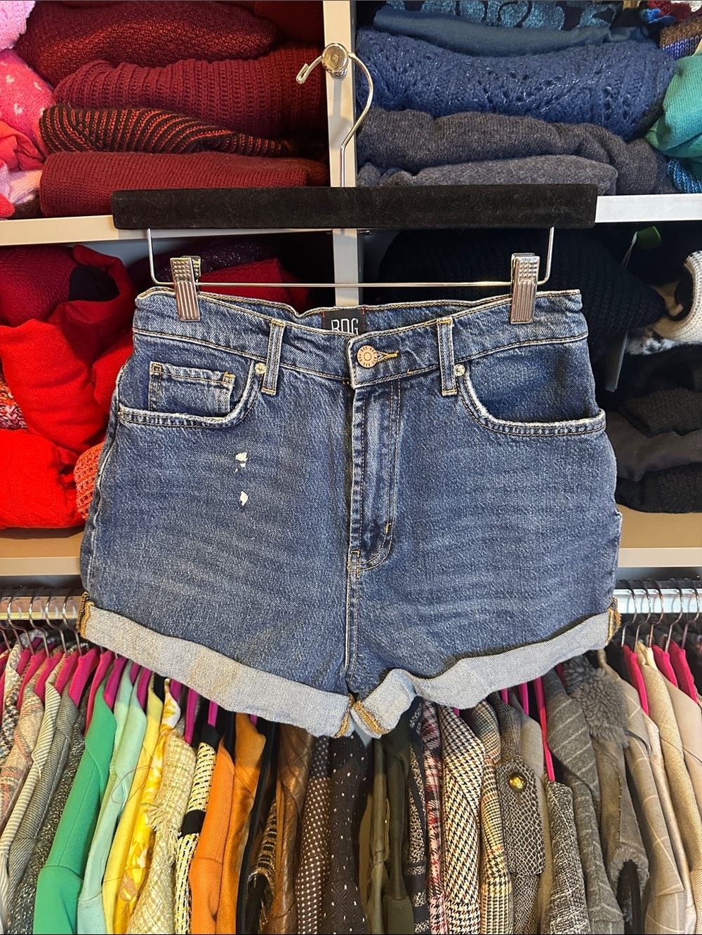 BDG blue distressed cuffed high rise Mom jeans shorts size 28